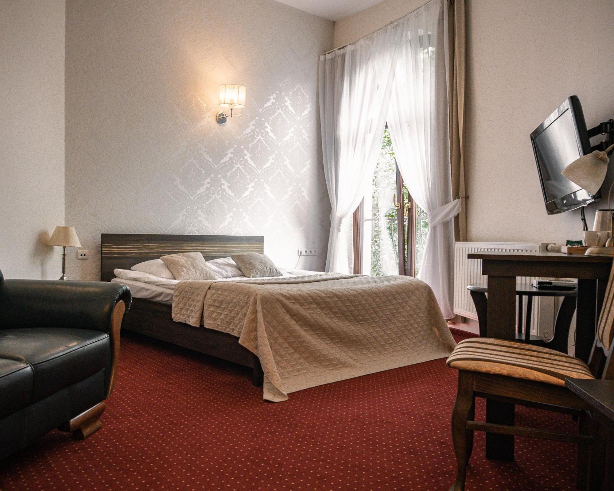 ריבניק Hotel Korona מראה חיצוני תמונה